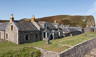 В Шотландии за $3,1 млн продают остров с собственным пабом и маяком