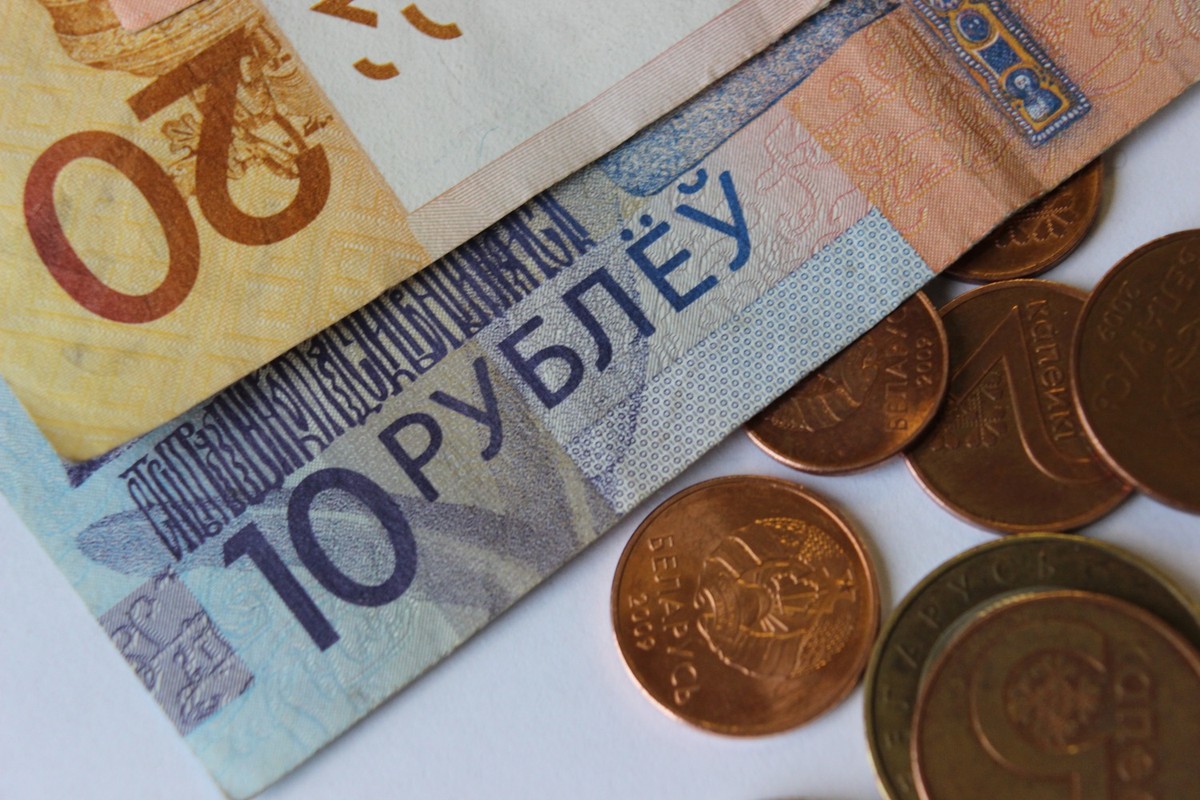 В марте средняя зарплата белорусов выросла на 6,7%