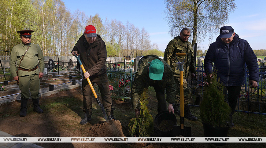 Яблоневый сад от Лукашенко и Нацбанк на «Линии Сталина». Как проходит республиканский субботник