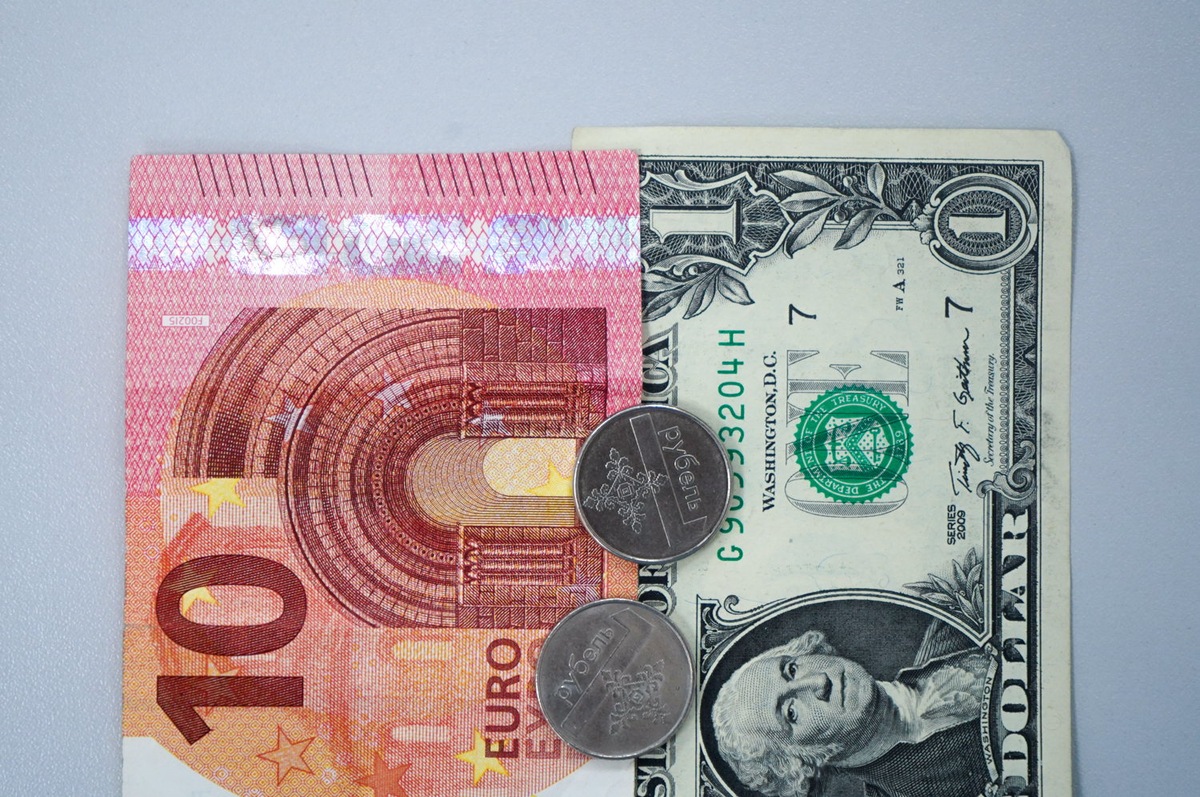 Курсы доллара и евро резко выросли в России. А что в Беларуси?