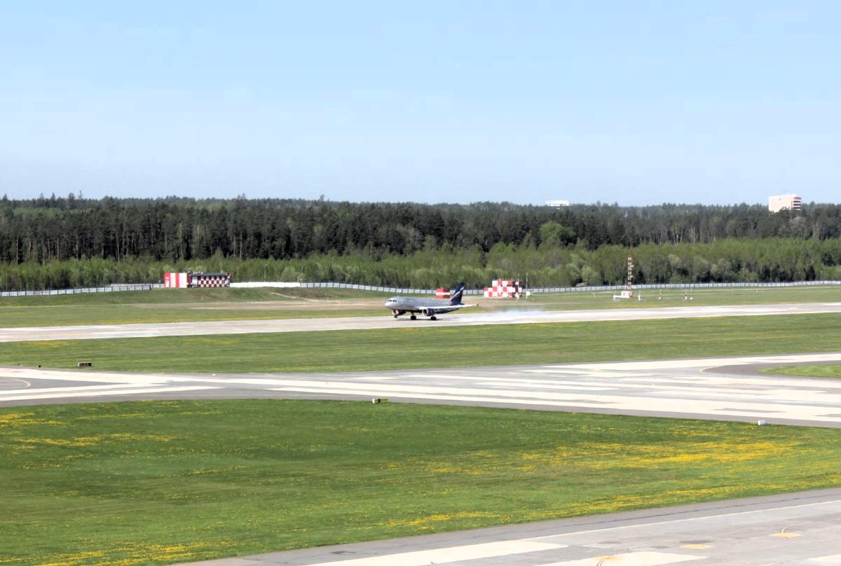 После ремонт открылась первая взлетно-посадочная полоса Минского аэропорта