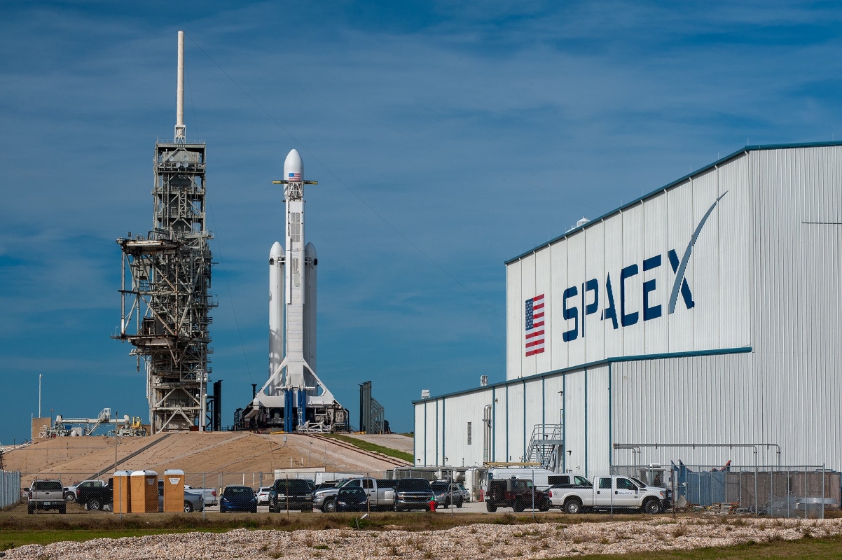 SpaceX открыла бронирование билетов на Луну