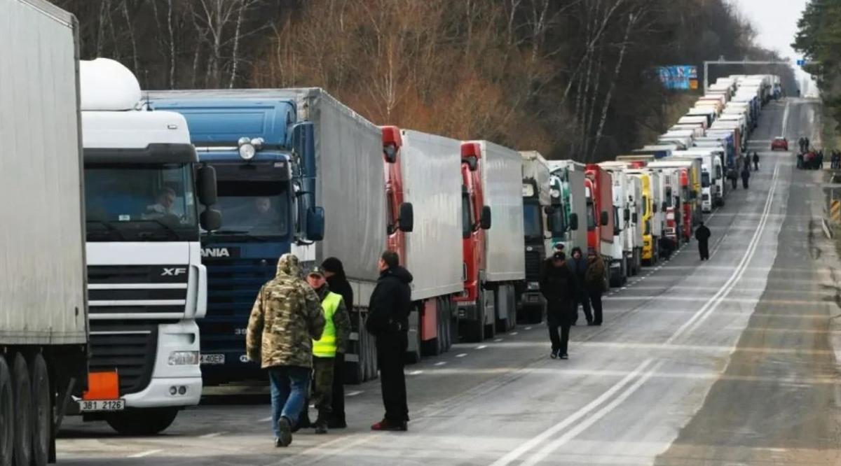 Перевозчики Словакии приостановили блокировку границы с Украиной