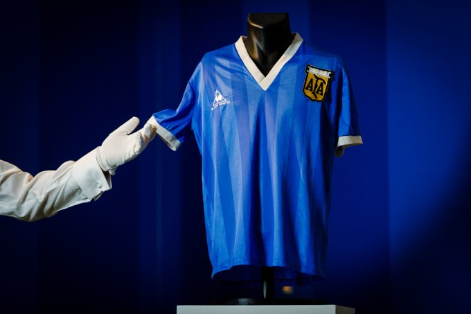 Футболку Марадоны продали на аукционе за рекордные $9 млн