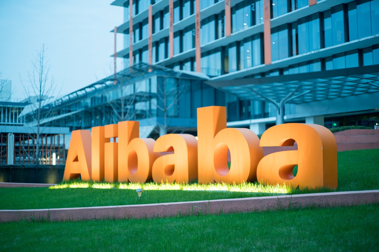 Фаундеры Alibaba скупают подешевевшие акции своей компании