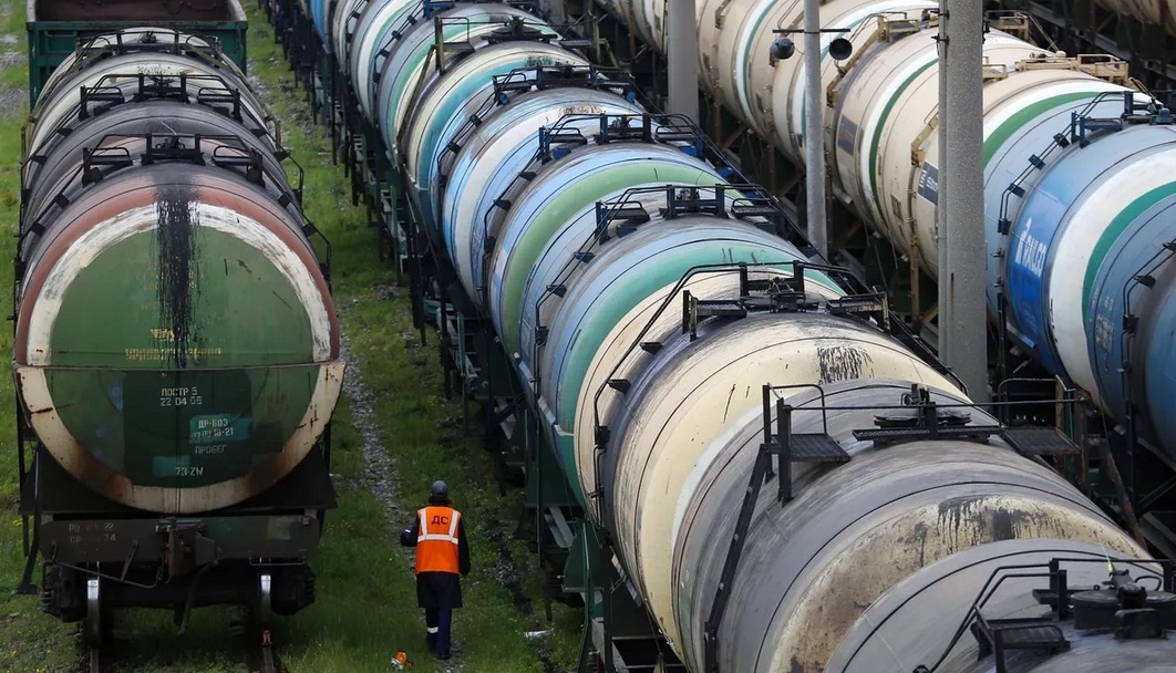 «Коммерсант»: Россия думает, как покупать больше белорусского топлива