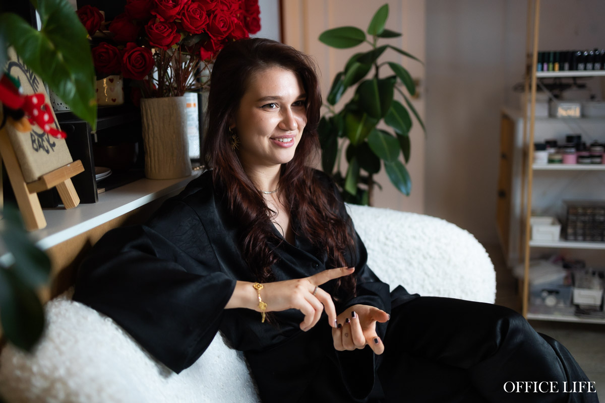 «Окончить факультет международного права, чтобы зарабатывать маникюром? Легко!» Как понять этих зумеров