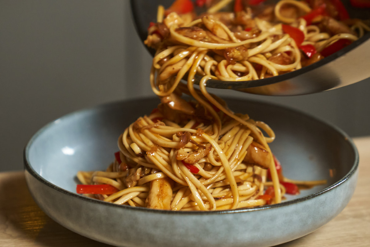 Удон, лазанья, «Оливье»&nbsp;— как накрыть новогодний стол, который объединит вкусы разных поколений