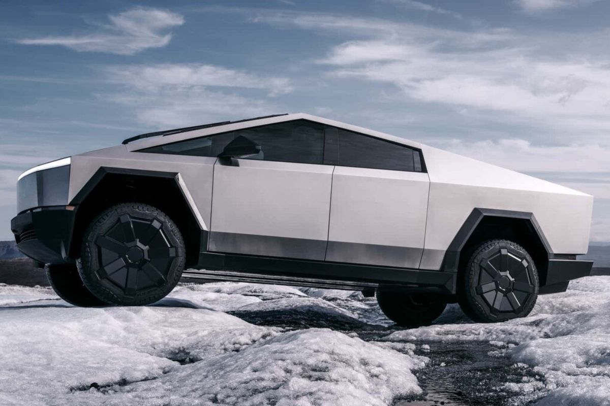 Tesla отзывает более 6 тыс. Cybertruck. В чем причина