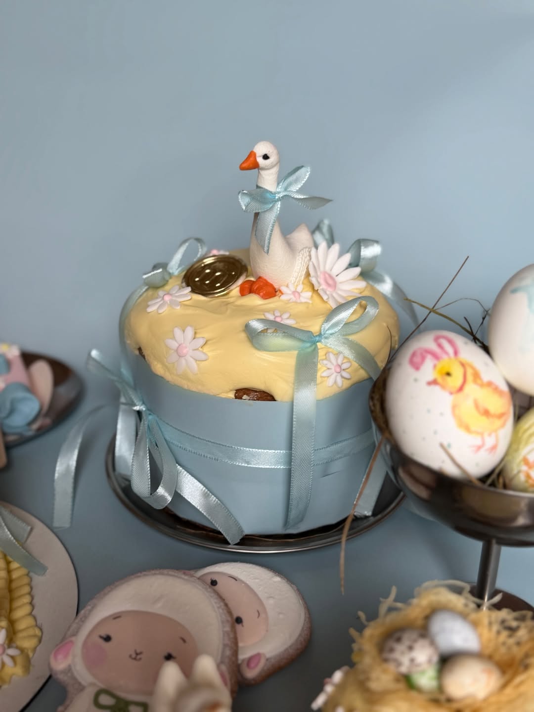 Суши-кулич, орешки-яйца и сдоба с петушками. Какие и за сколько пасхальные угощения продают в Минске