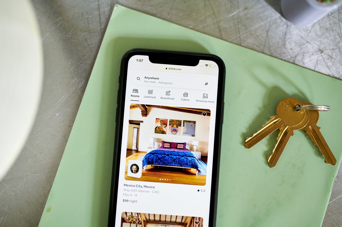 Airbnb вводит комиссию за конвертацию платежей. На сколько подорожает  бронирование — OfficeLife