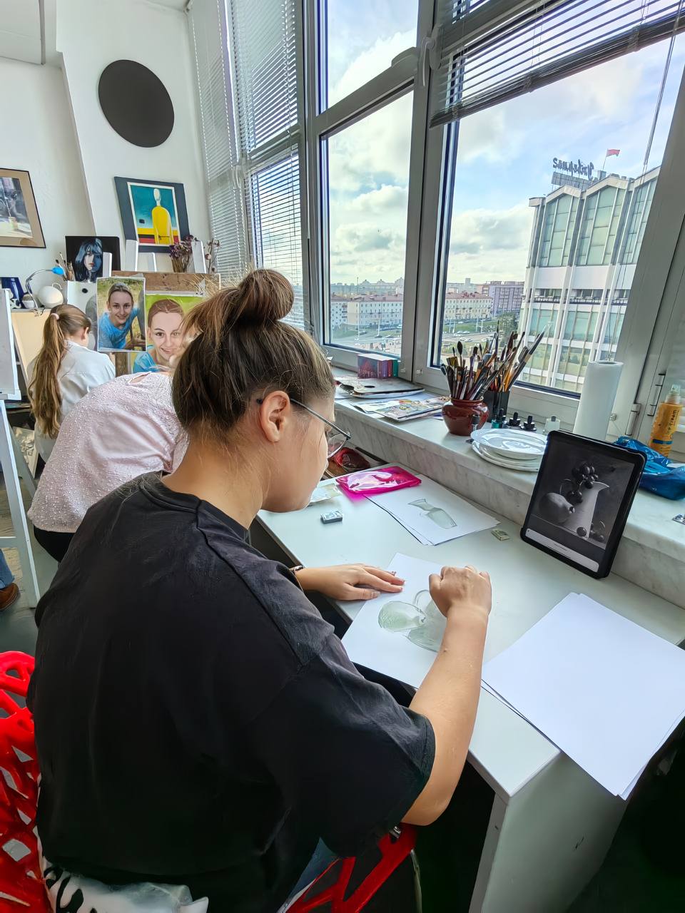 «На плохой бумаге хорошей работы не получится». Как открыть студию рисования