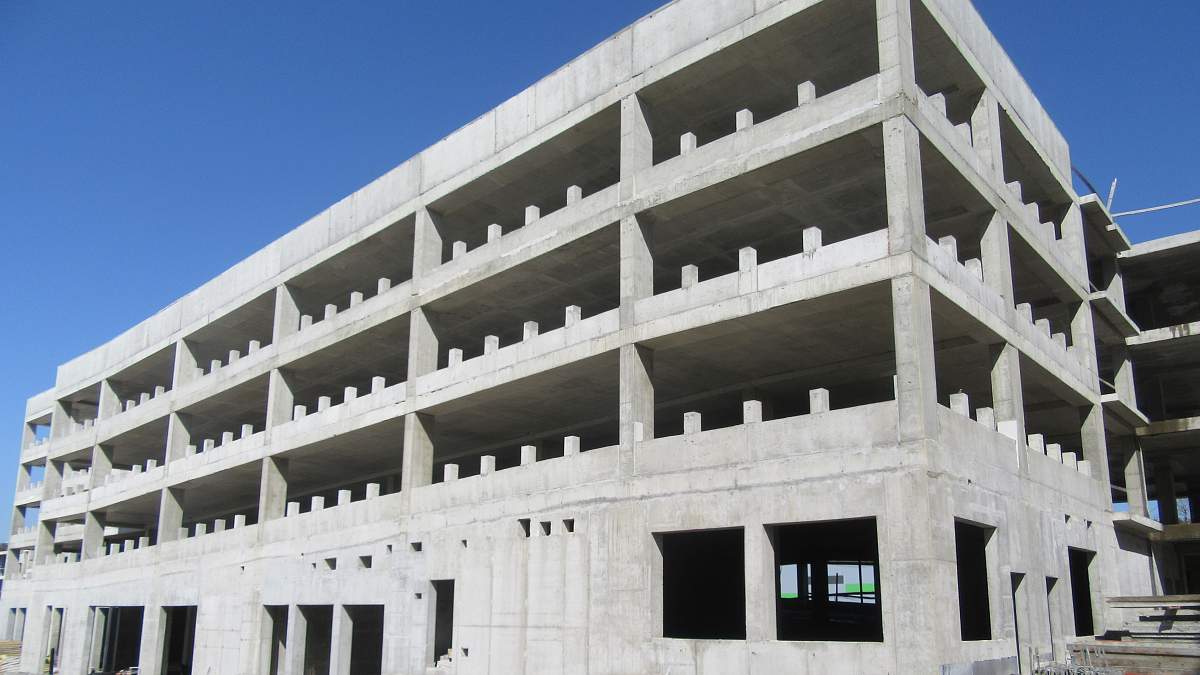 Под Минском на продажу за долги известного застройщика выставили незавершенный бизнес-центр