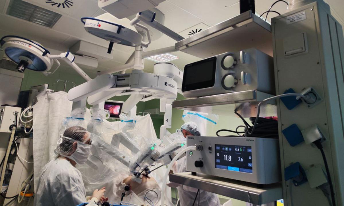 Белорусские хирурги провели первую операцию с помощью китайского робота Medbot