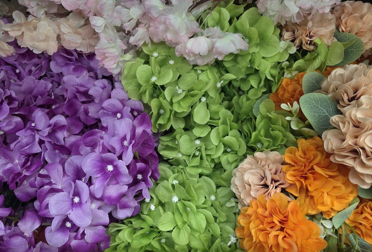 МАРТ перед Радуницей проверил места продажи искусственных цветов. Какие нарушения нашли