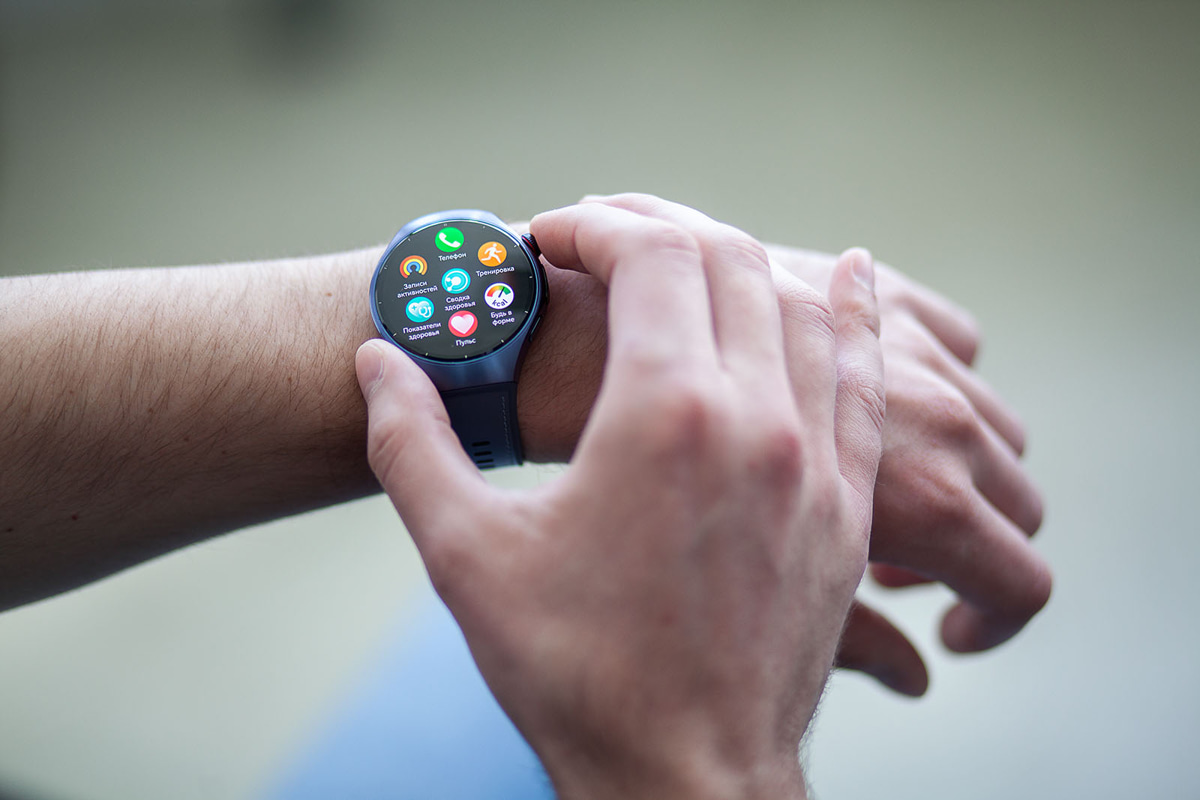 Флагманские смарт-часы Huawei Watch 5: футуристический дизайн и инновационный мультисенсорный датчик 