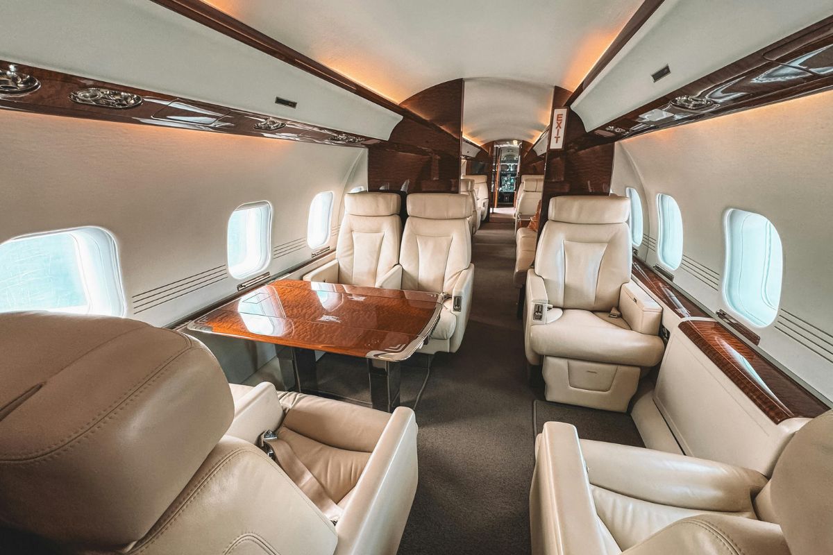 Миллиардеры начали продавать места на своих частных самолетах, чтобы подзаработать