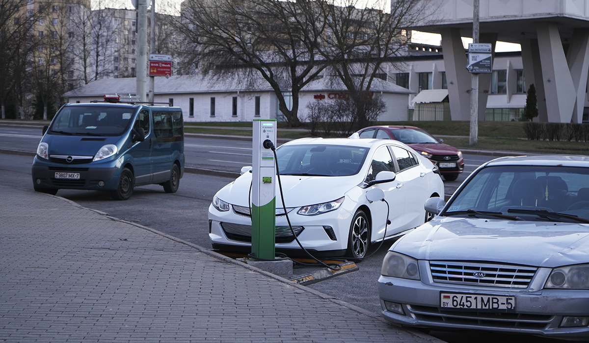 В каком случае владельцев электромобилей освободят от платы за парковку