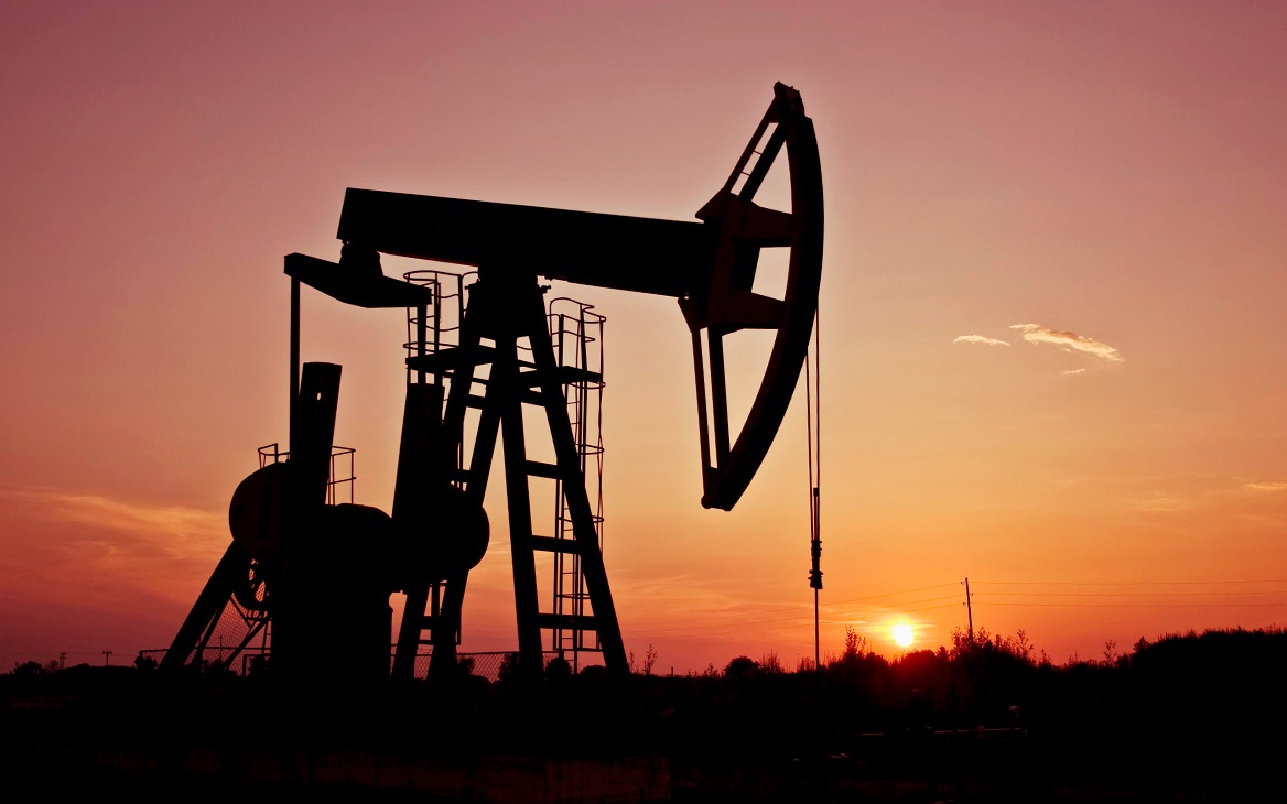 Bloomberg: экспорт нефти из России снизился наполовину после введения эмбарго