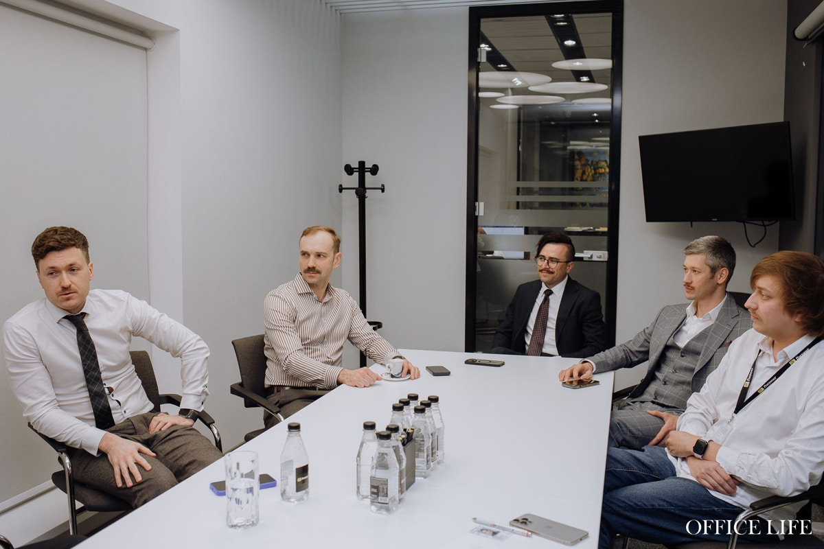 Усатый офис: почему мужчины P1 Лизинг вдруг отрастили усы?