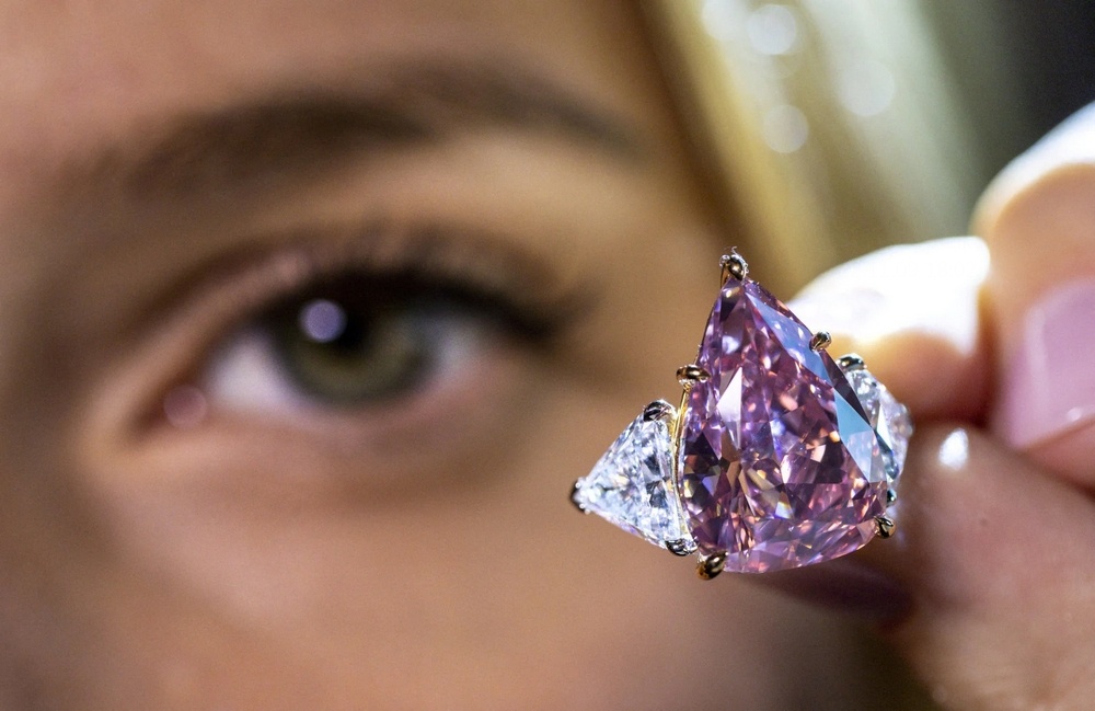 Крупнейший в мире розовый бриллиант продали с аукциона со «скидкой» в $6,5 млн