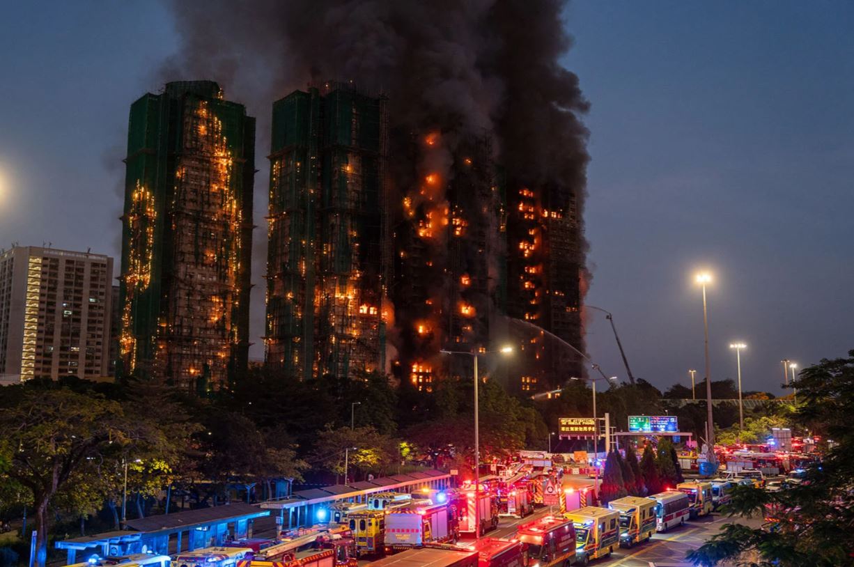 При пожаре в жилом комплексе Гонконга погибли 128 человек. Что известно