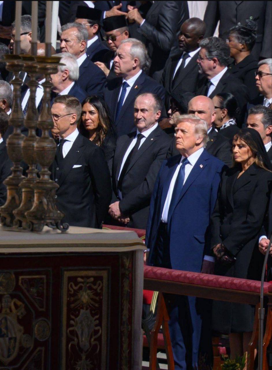 Ватикан нарушил протокол, чтобы Зеленский и Трамп были в одном ряду на похоронах папы римского