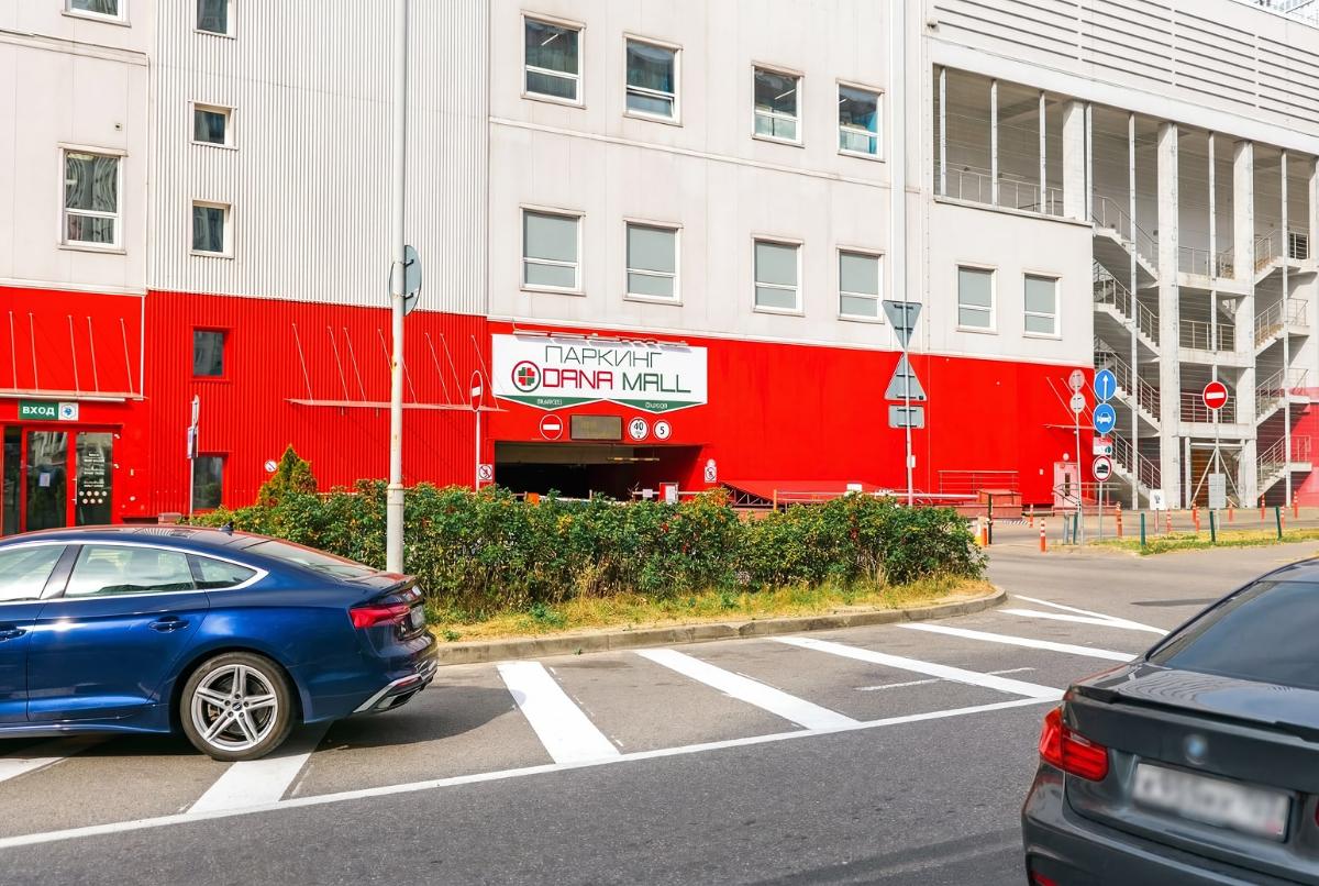 «Червенский» ввел плату за подземный паркинг. Сравнили цены с другими ТЦ Минска