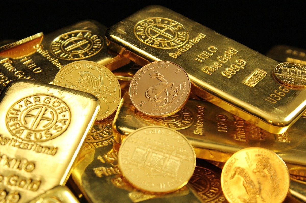 Цены на золото упали ниже $2300 за унцию. Что говорят эксперты