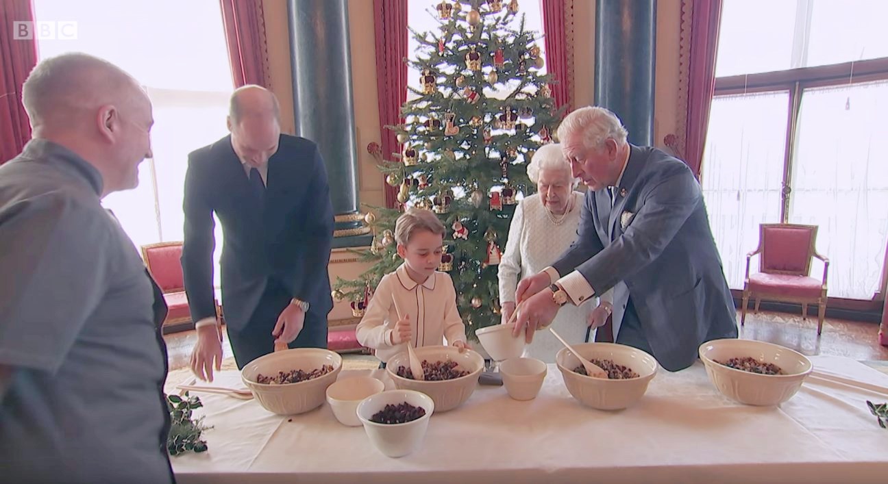 Королевская семья готовит рождественский пудинг