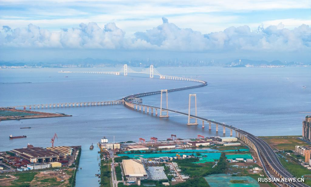 В Китае открыли 24-километровый трансморской мост. Вот как он выглядит