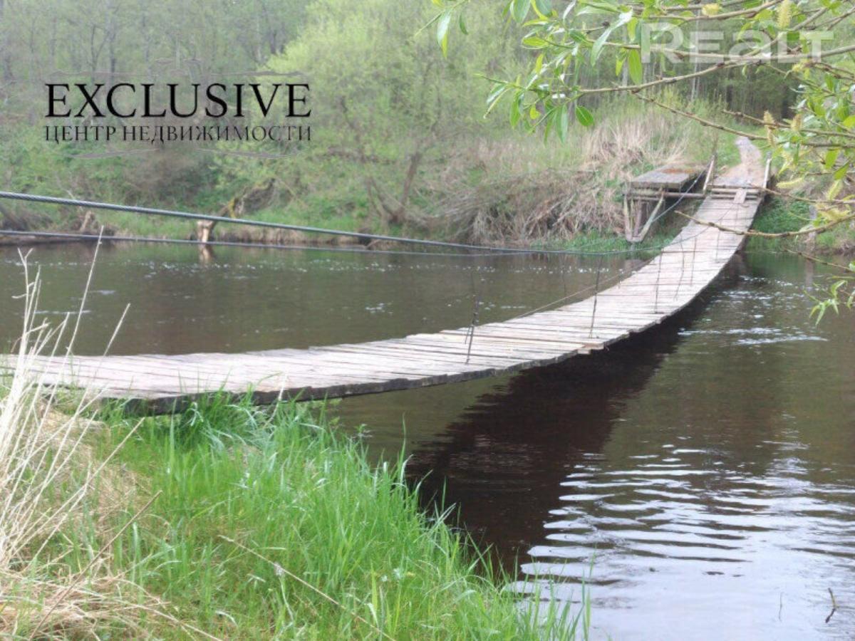 В Витебской области продают столетнюю усадьбу на берегу реки с подвесным мостом