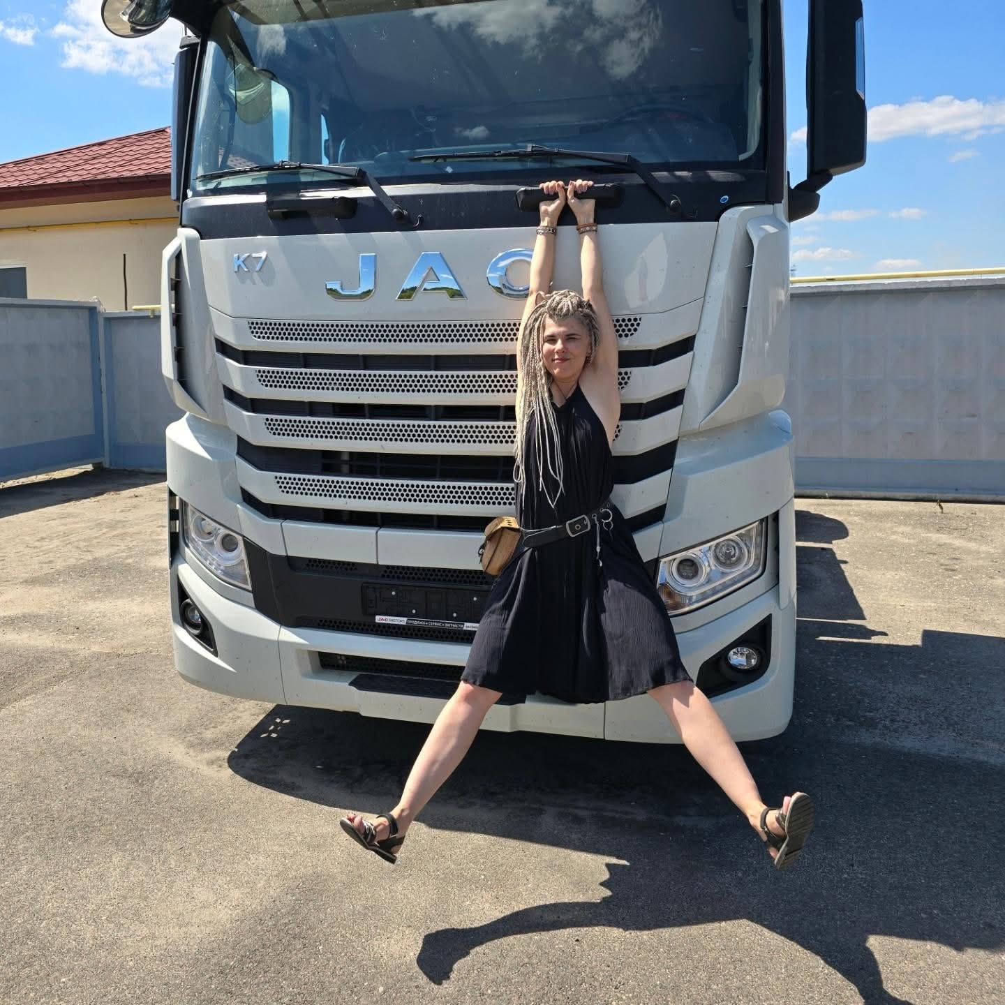 «Муж орет на каждом светофоре». Обсудили с АвтоМашей сексизм на дорогах, материнство и почему страшно разводиться