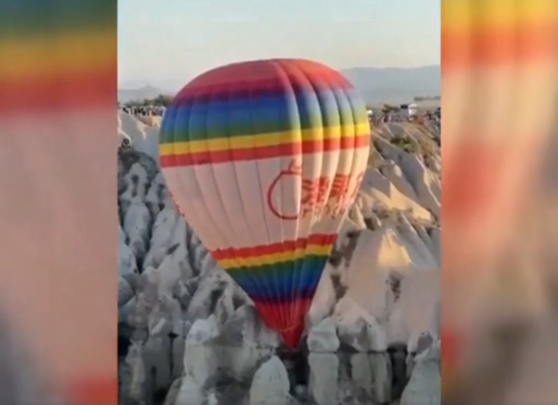 В турецкой Каппадокии воздушный шар с туристами застрял между скалами