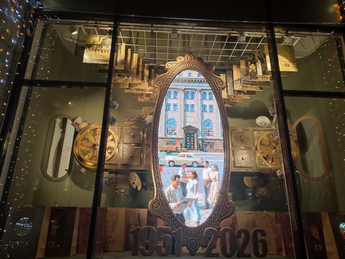 Что общего у ретейла и авиации? ГУМ и Belavia показали необычные арт-витрины в центре Минска