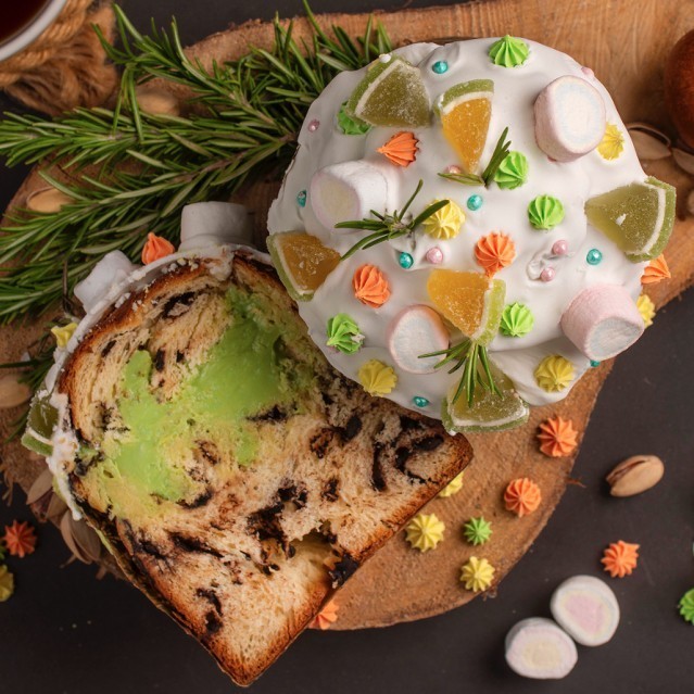 Суши-кулич, орешки-яйца и сдоба с петушками. Какие и за сколько пасхальные угощения продают в Минске