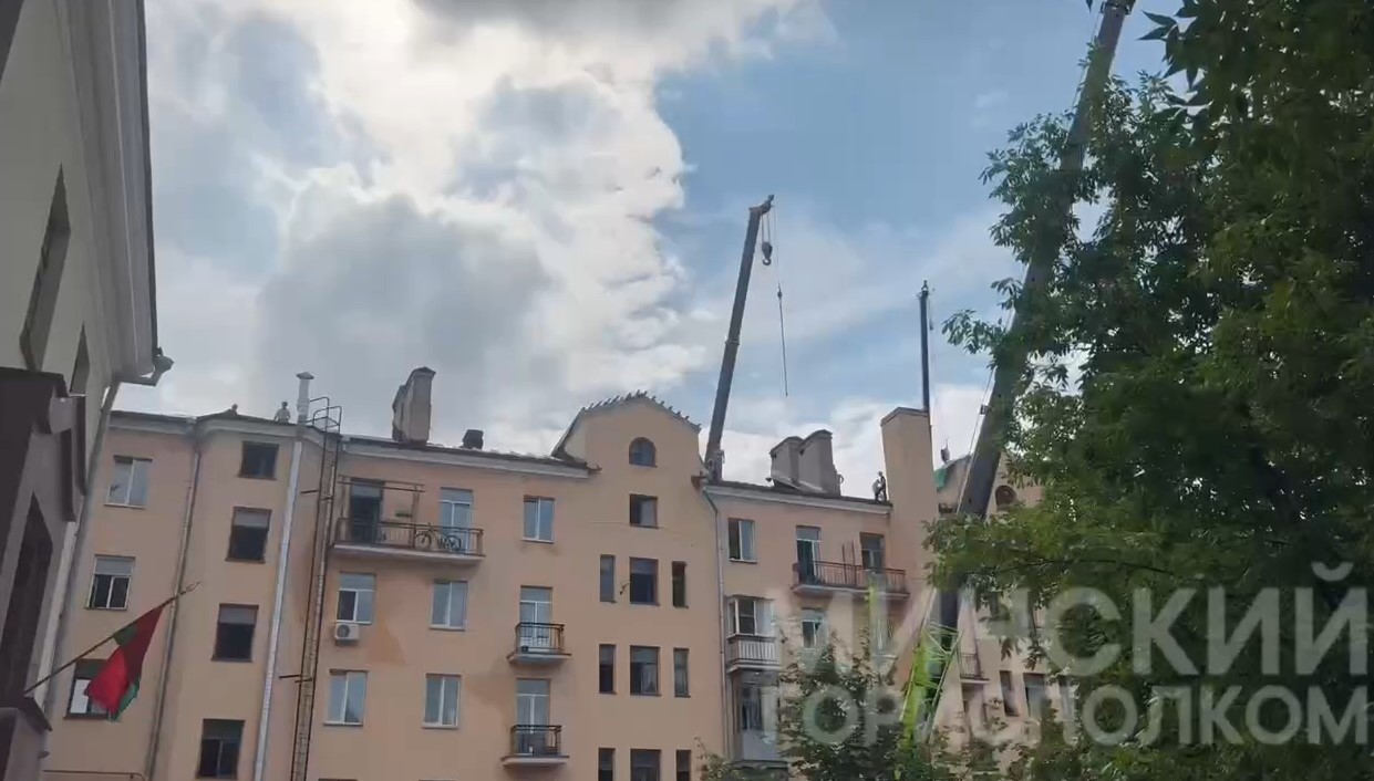После пожара в доме на Ленина в Минске устанавливают временную крышу
