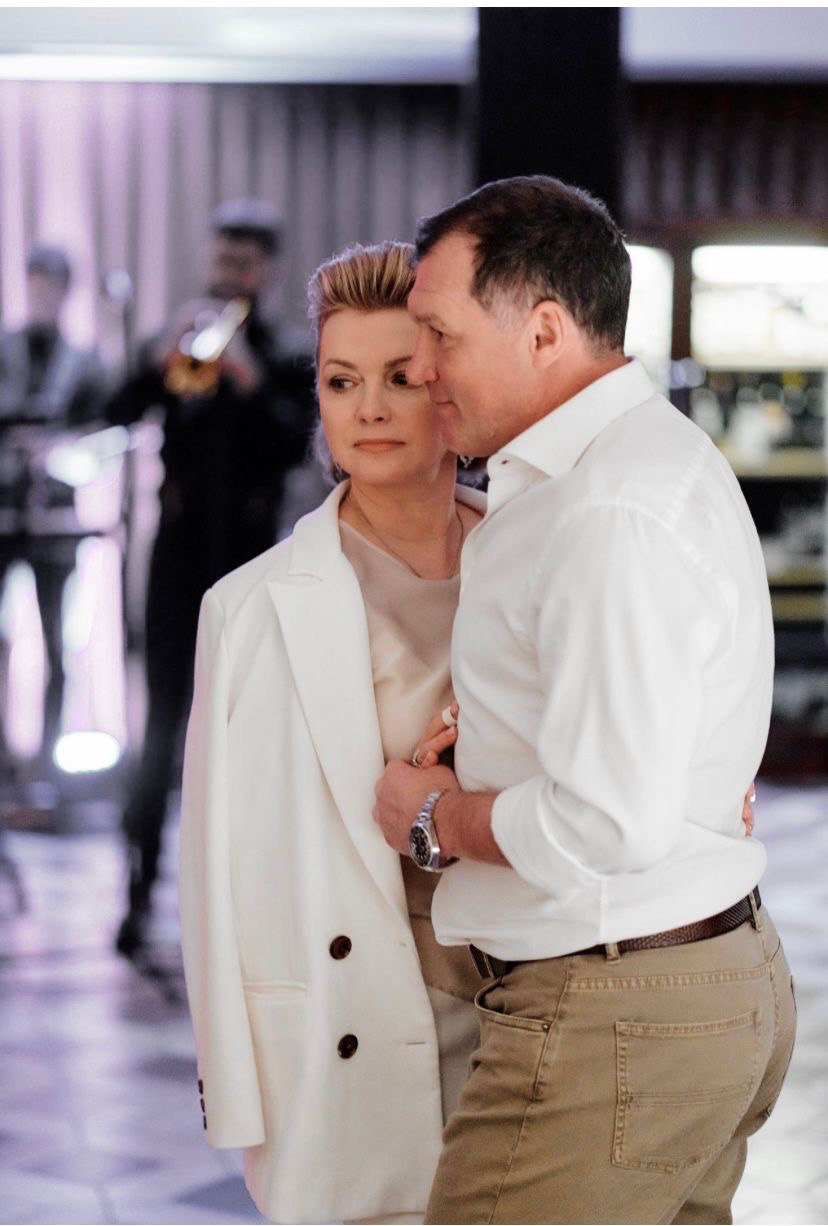 «Кто сказал, что любовь по&nbsp;привычке — это плохо?» Футбольный тренер Сергей Гуренко — о&nbsp;32-летнем браке, отношениях и&nbsp;деньгах