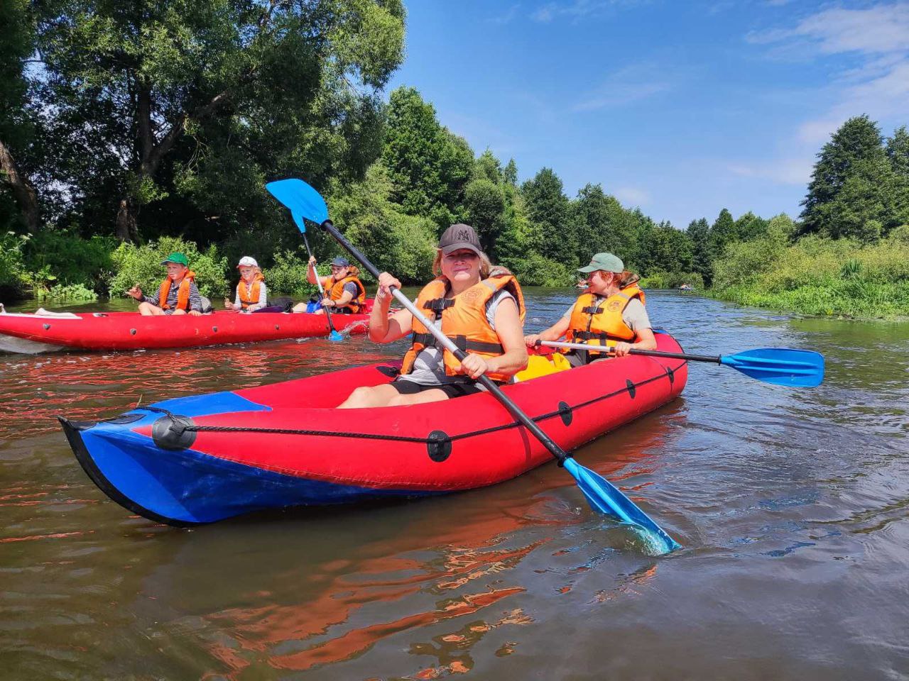«За сезон можно зарабатывать до 50 тыс. рублей». Что происходит с бизнесом по сплавам на байдарках, которые так популярны у белорусов