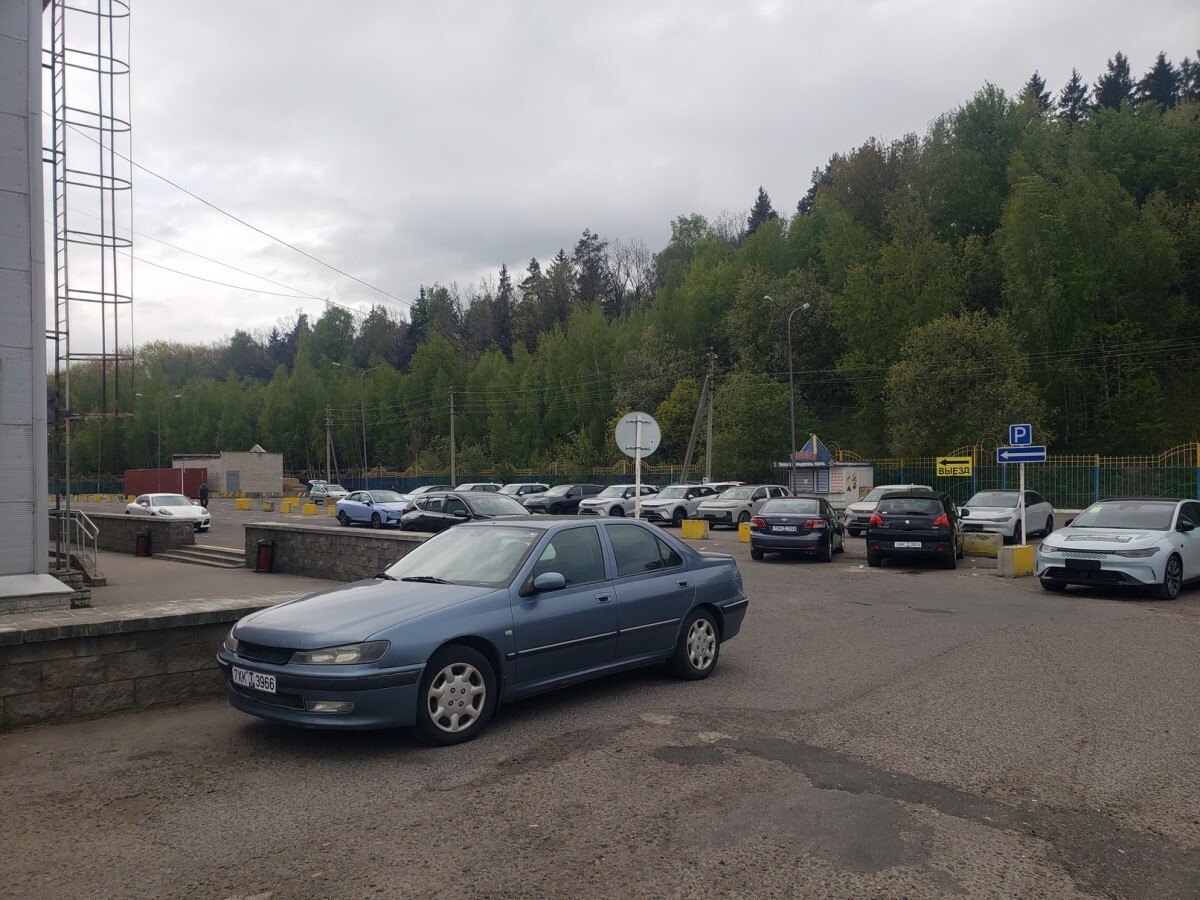 На авторынке в Малиновке более чем за $500 тыс. продают платную парковку 