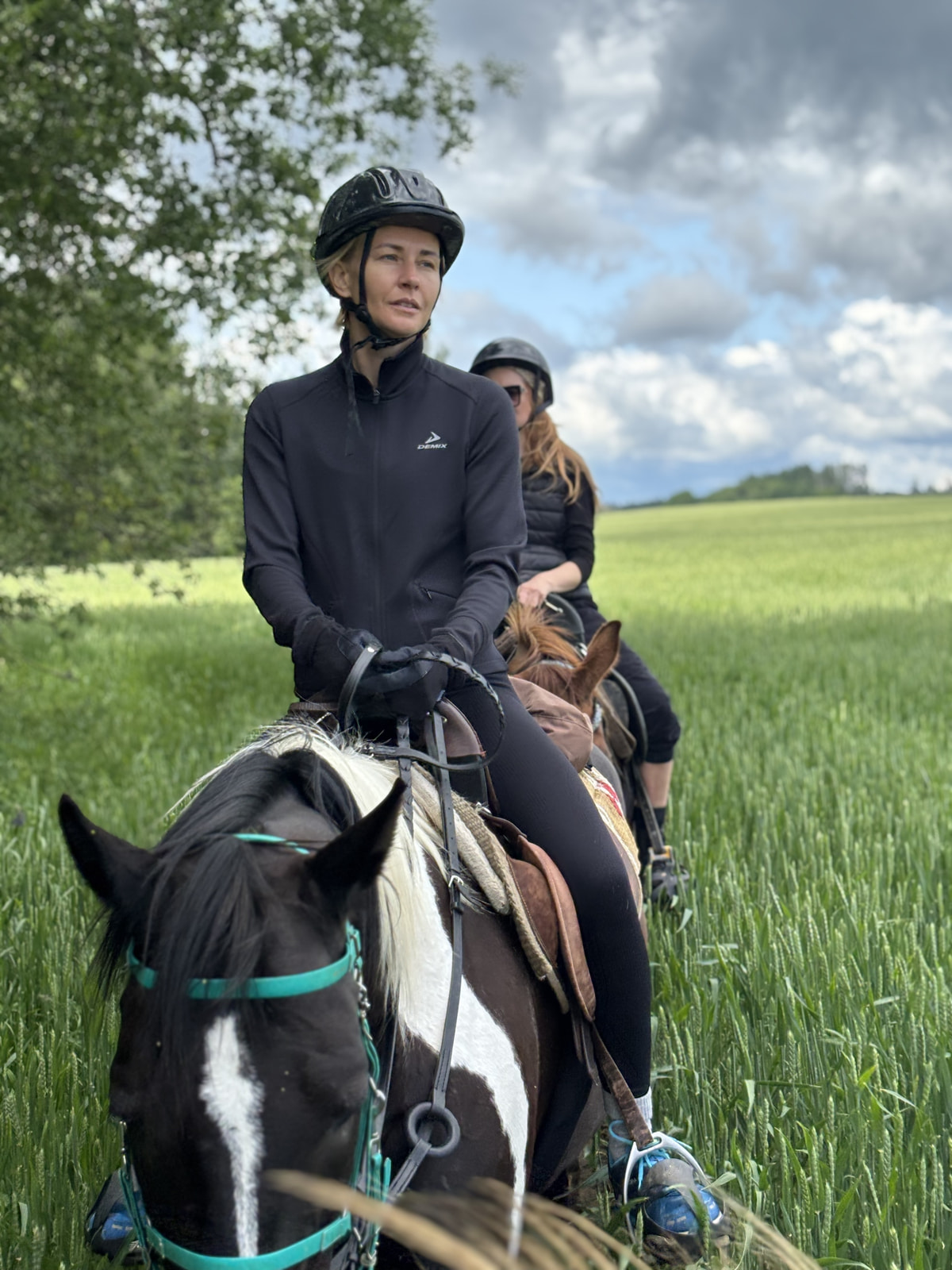 Как мастер спорта по лыжным гонкам открыла в Минске ткацкую мастерскую и продает платки по всему миру