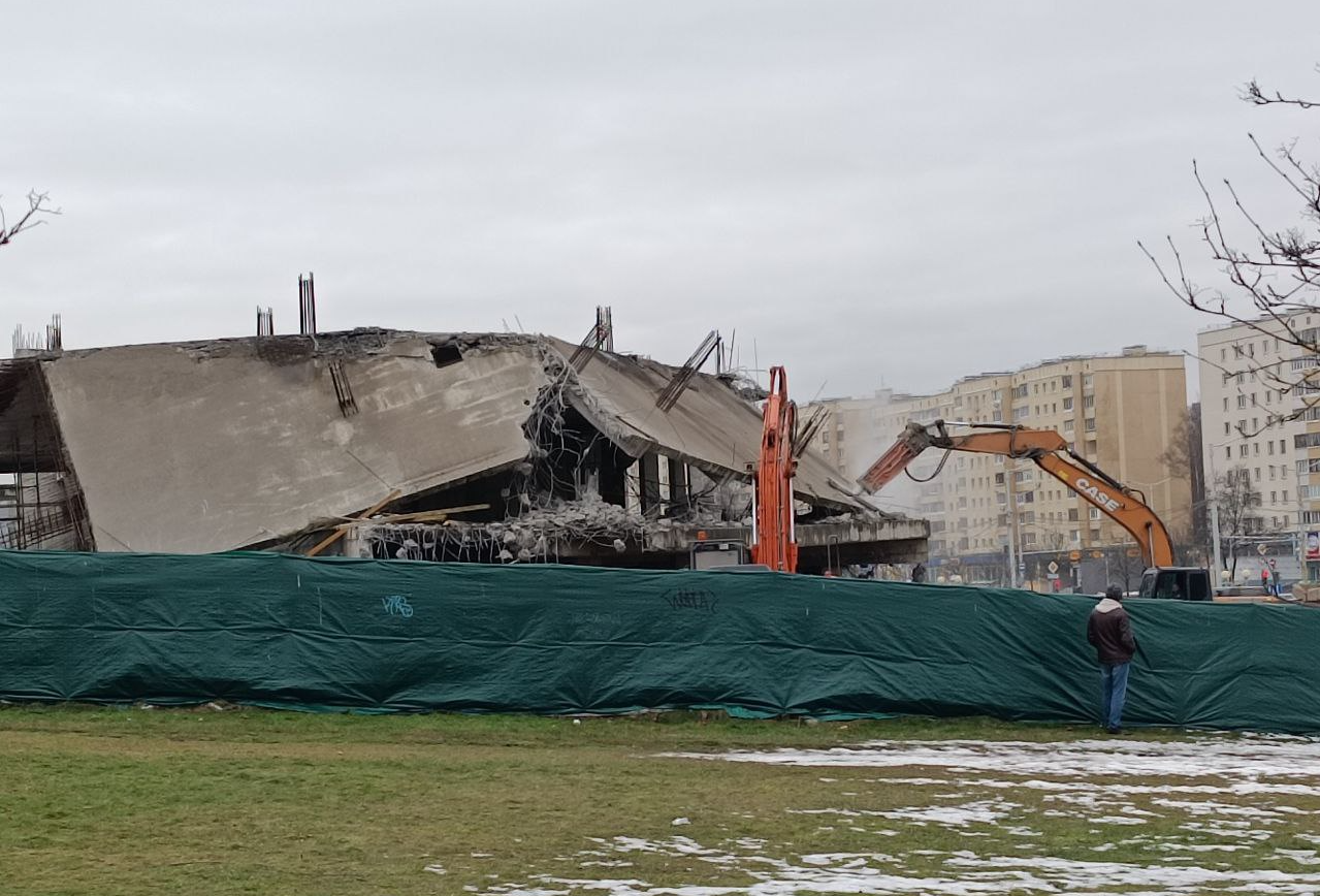 В Минске начали сносить долгострой «Гулливер»