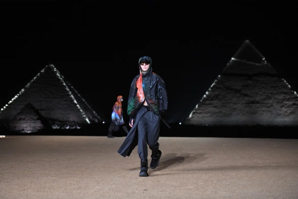 Модный дом Christian Dior провел показ у подножия египетских пирамид