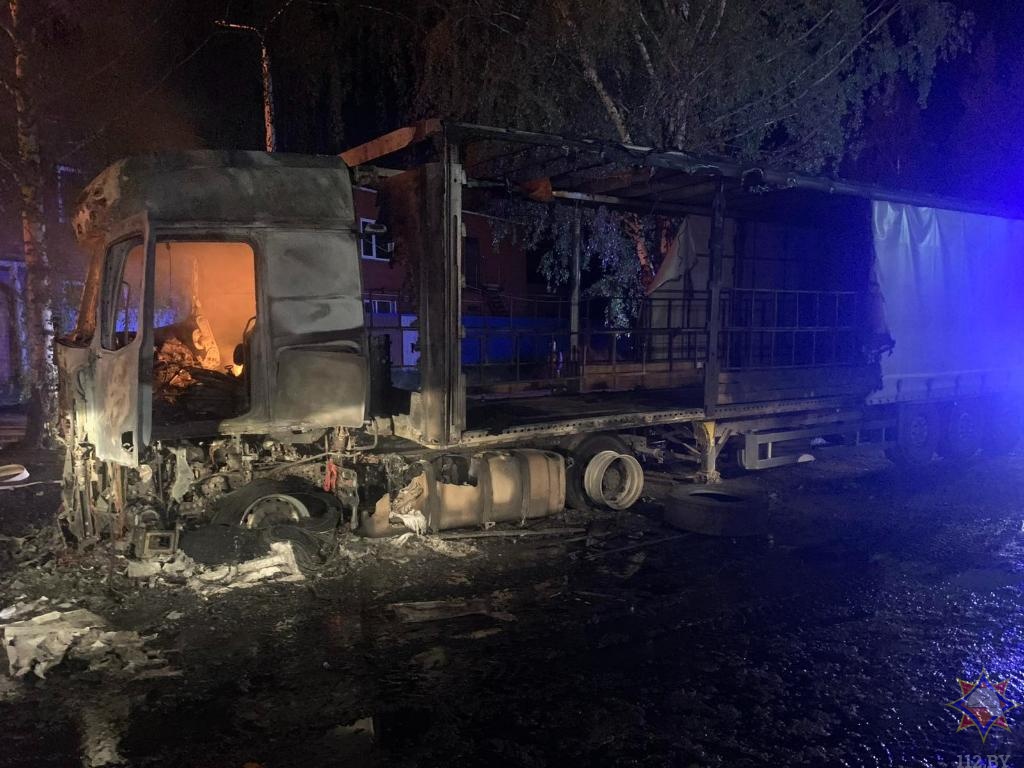 Большой пожар в Колодищах: тушить склад выезжали 27 машин МЧС