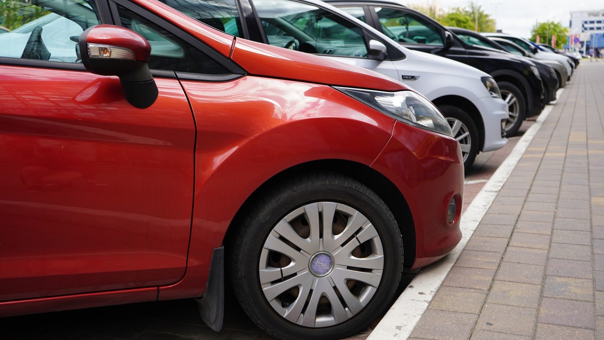 Минчане жалуются в Госконтроль на дефицит мест для авто в «Минск-Мире» и «Маяке Минска»