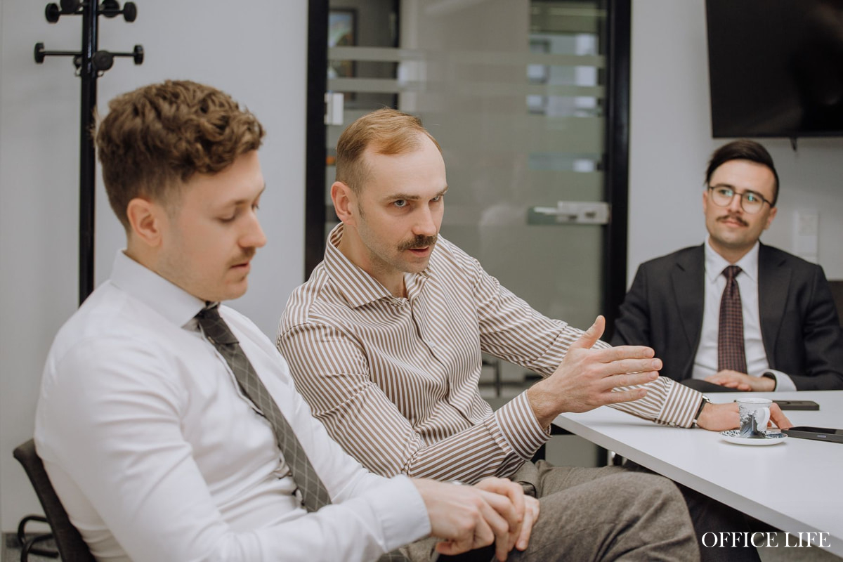 Усатый офис: почему мужчины P1 Лизинг вдруг отрастили усы?