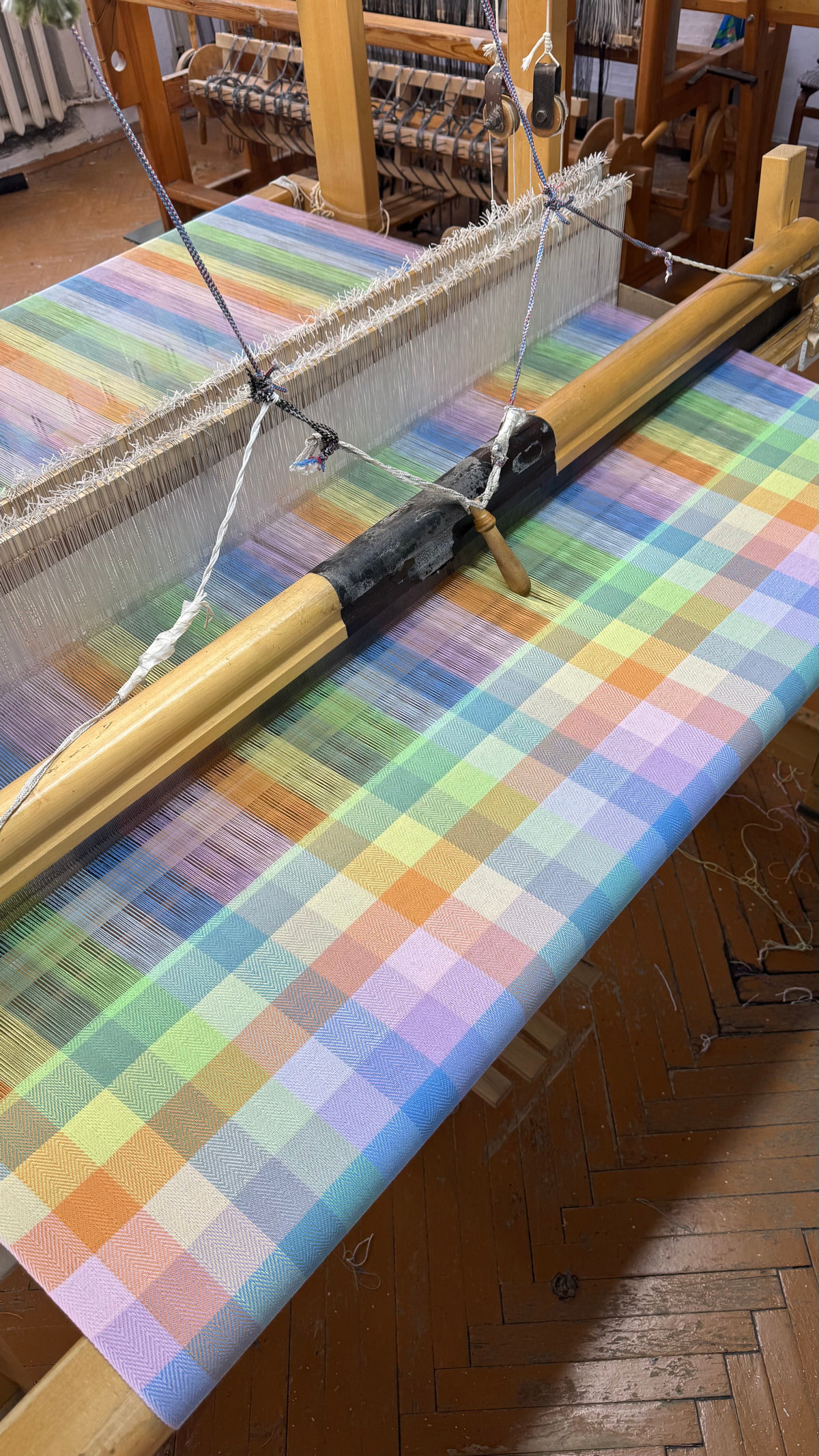 Как мастер спорта по лыжным гонкам открыла в Минске ткацкую мастерскую и продает платки по всему миру