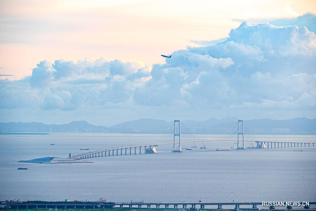 В Китае открыли 24-километровый трансморской мост. Вот как он выглядит