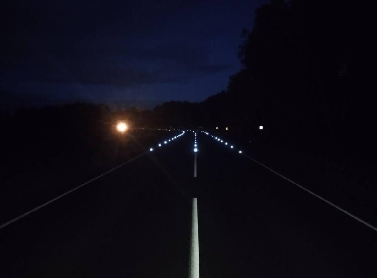 Разметка с LED-маячками. В Беларуси появилась первая светящаяся дорога
