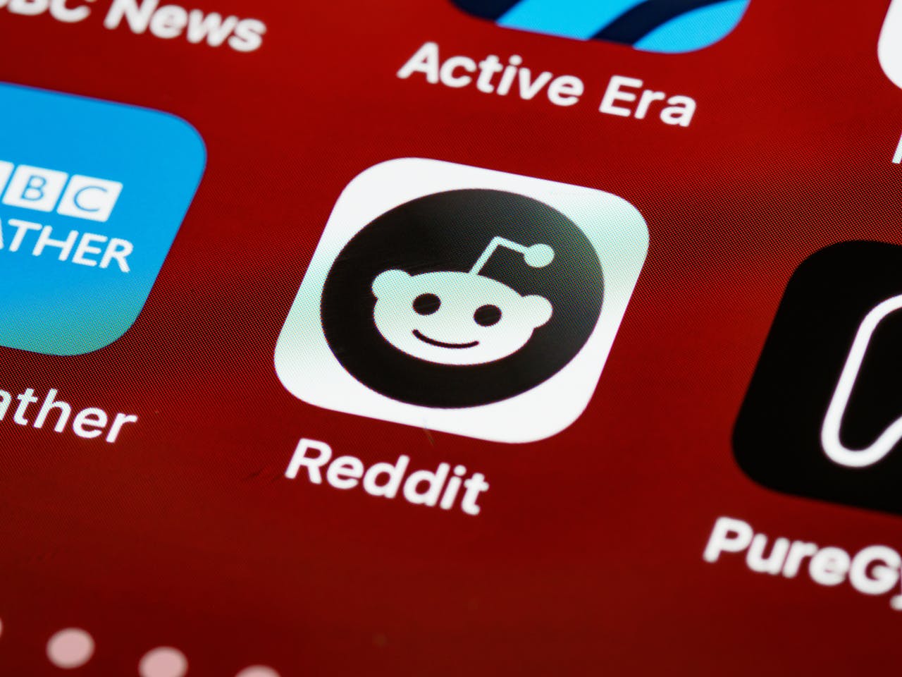 Reddit подала в суд на основанную белорусом компанию